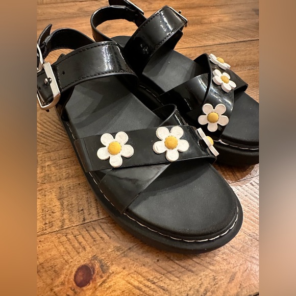 Wonder Nation Size 2 Flatform Sandals Double Buckles Black w/ Daisys - Picture 2 of 7